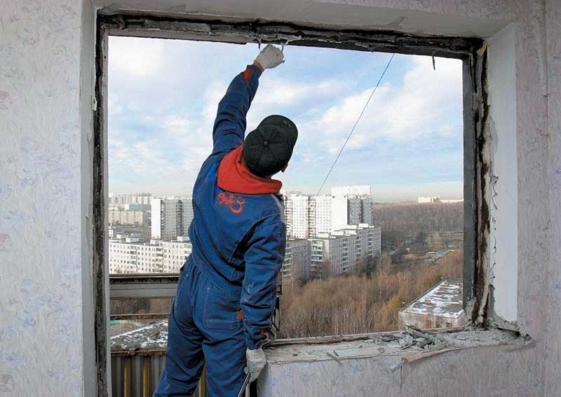 Демонтаж старого остекления балкона Краснозаводск