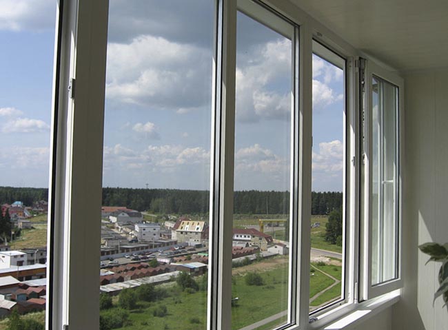 Сколько стоит застеклить балкон пластиком: цена Краснозаводск